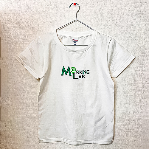 マーキングラボのスタッフTシャツと執筆者プロフィール