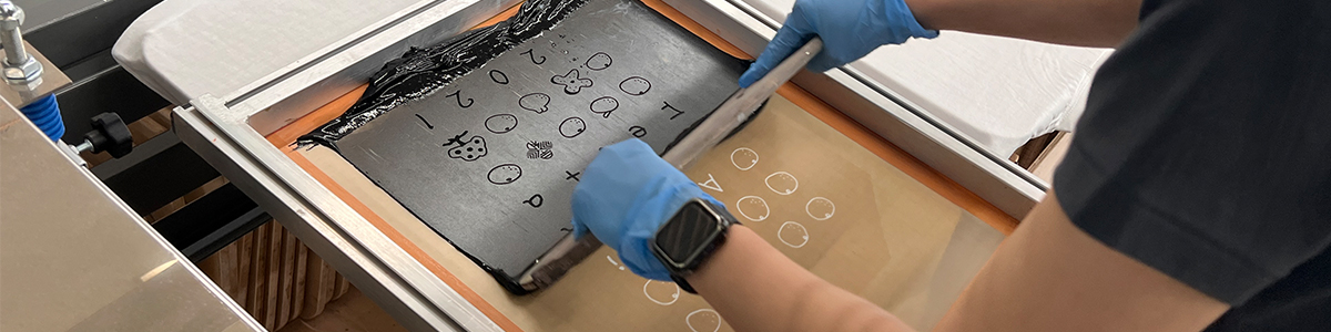 シルクスクリーンプリントの作業イメージ