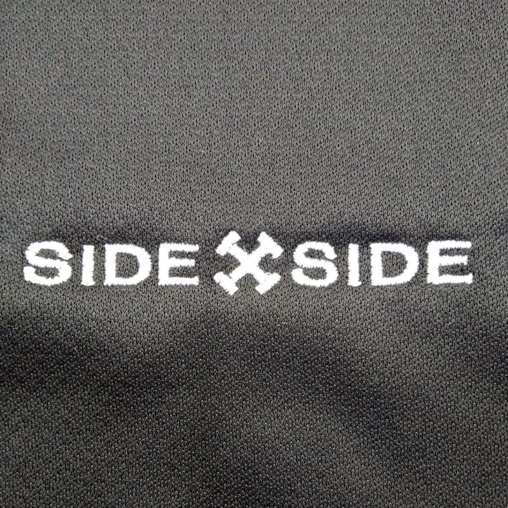 ポロシャツ刺繍「SIDE SIDE」アップ