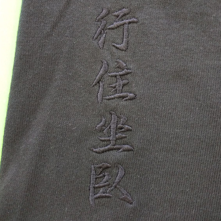 Tシャツ裾刺繍アップ