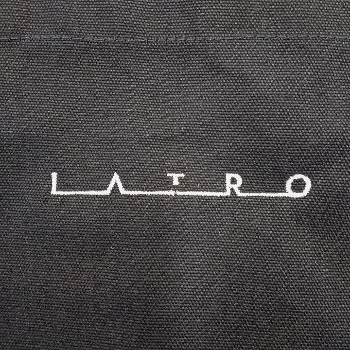 オリジナルロゴ刺繍トートバッグ（LATRO）アップ