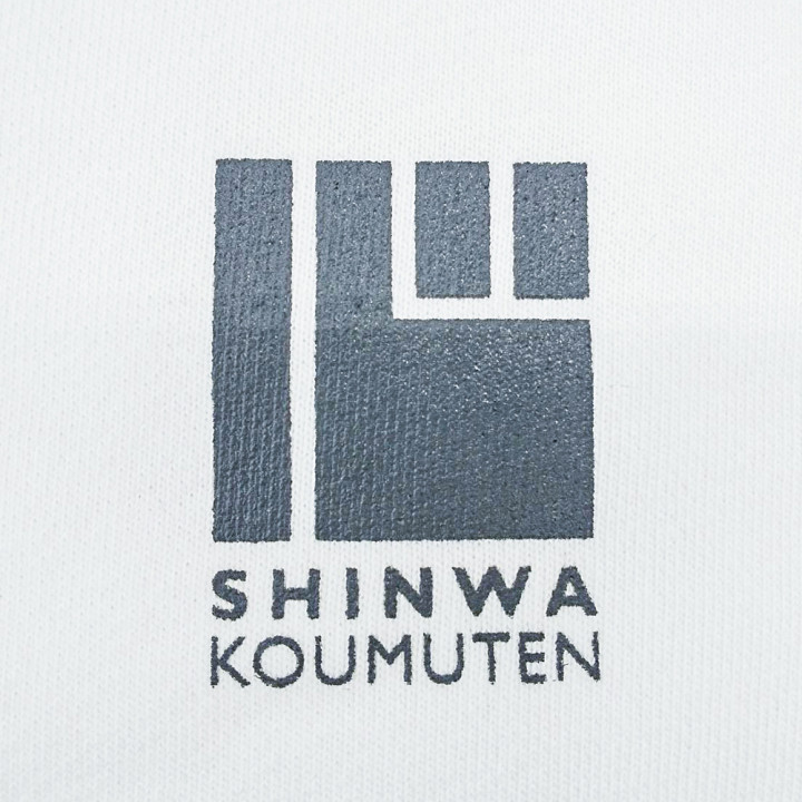 シルクスクリーンプリントスウェットトレーナー「SHINWA KOUMUTEN」左胸アップ