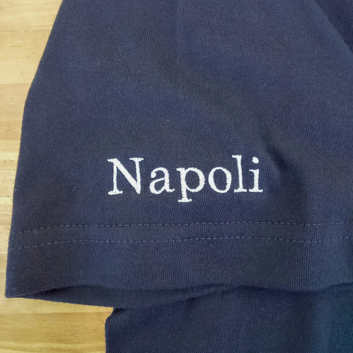 ネーム刺繡Tシャツ「PZZERIA Kiraku」袖アップ