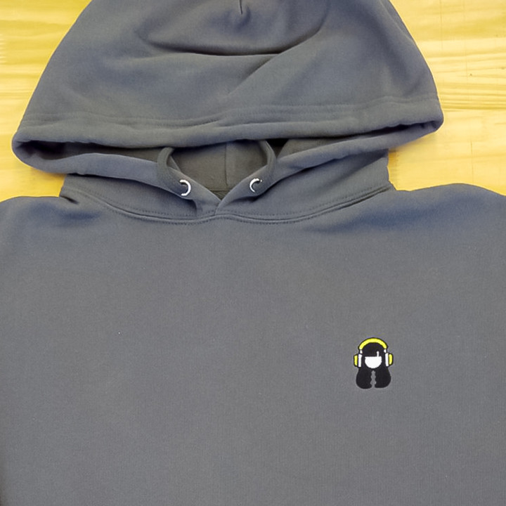 オリジナル刺繍パーカー「ヘッドフォンガール」